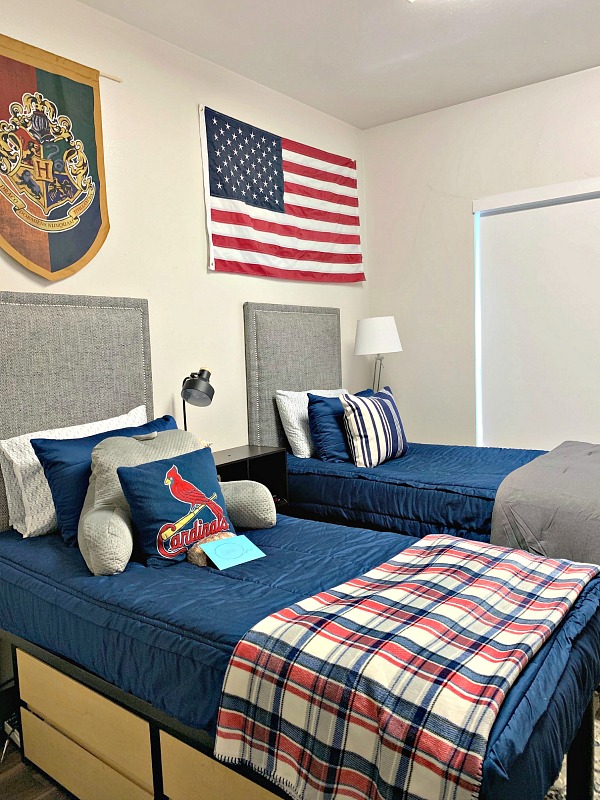 Boys Dorm Room Decor And Organizing, Can You Put A Headboard On Dorm Beds