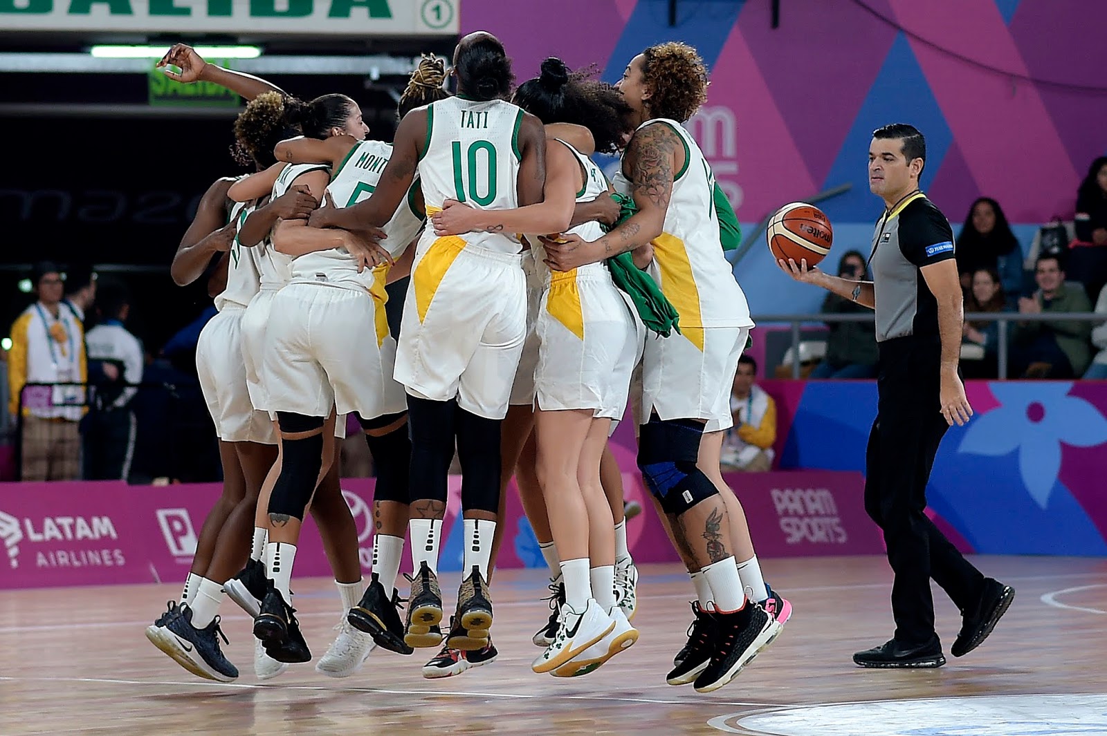 Brasil vence Estados Unidos e leva ouro panamericano no basquete