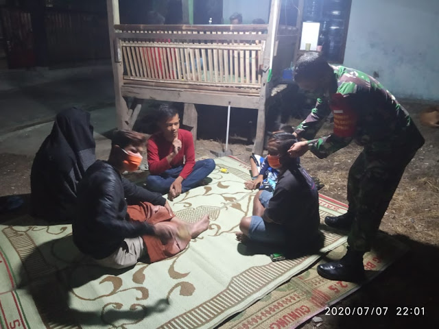 Terapkan Protokol Kesehatan Babinsa Wonosari Lakukan Patroli