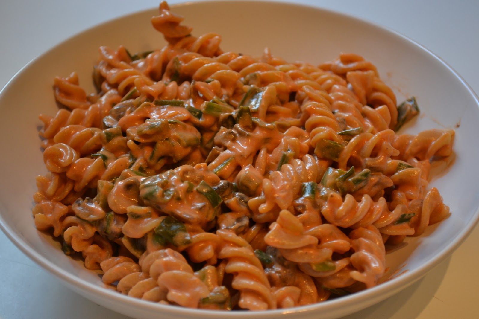 Pâtes sauce tomate, oignon de printemps et fromage frais Pâtes sauce tomate, oignon de printemps et fromage frais