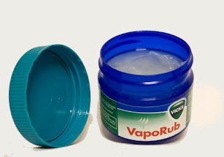 How to relieve a stuffy nose naturally using Vicks vaporub