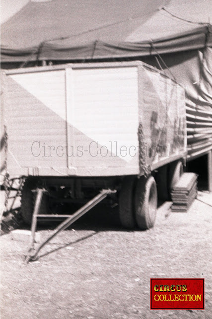 Remorque transportant les gradins du Cirque Franz Althoff 1967