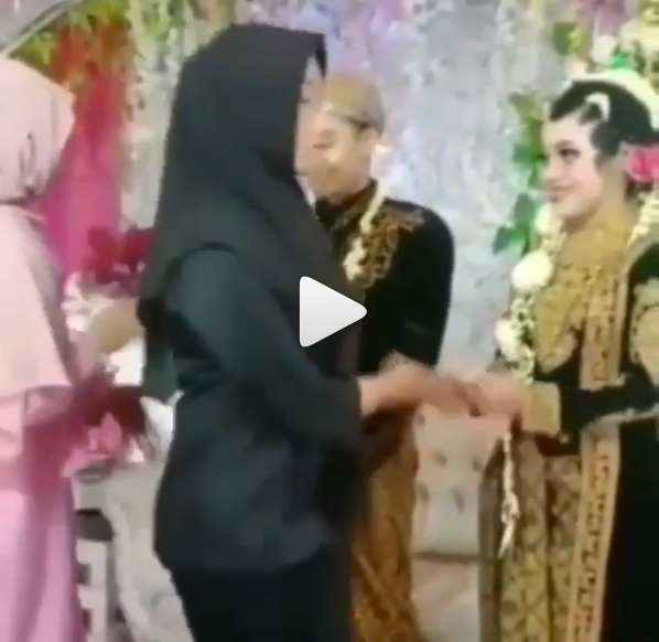 Nekat Datang ke Pernikahan Mantan, Cara Wanita Ini Bersalaman dengan Mempelai Wanita Jadi Sorotan Nekat Datang ke Pernikahan Mantan, Cara Wanita Ini Bersalaman dengan Mempelai Wanita Jadi Sorotan