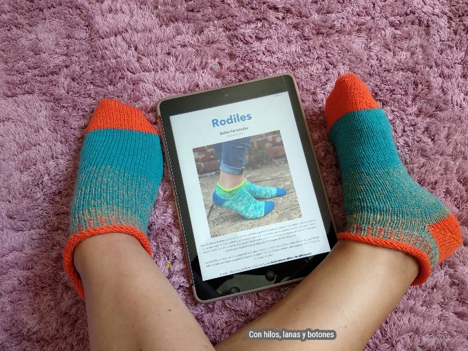 Con hilos, lanas y botones: calcetines Rodiles (patrón de Belén Fernández, @tejereningles)