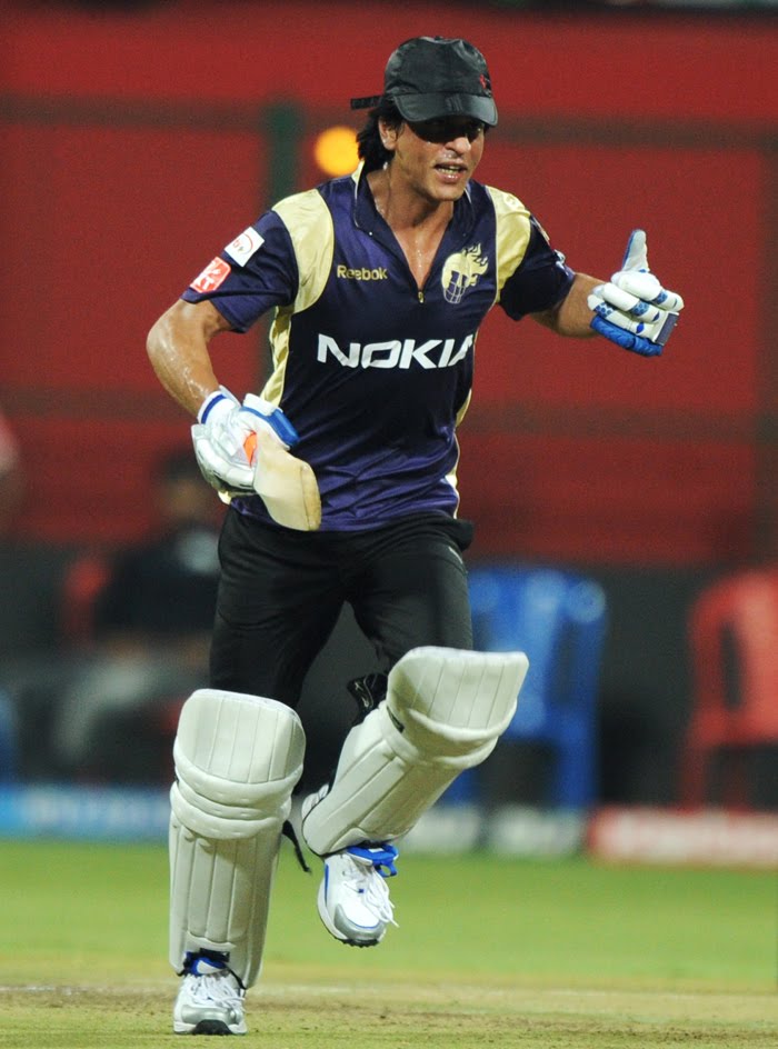 world sport stars SRK (Shahrukh Khan) Playing Cricket Photos and Shows