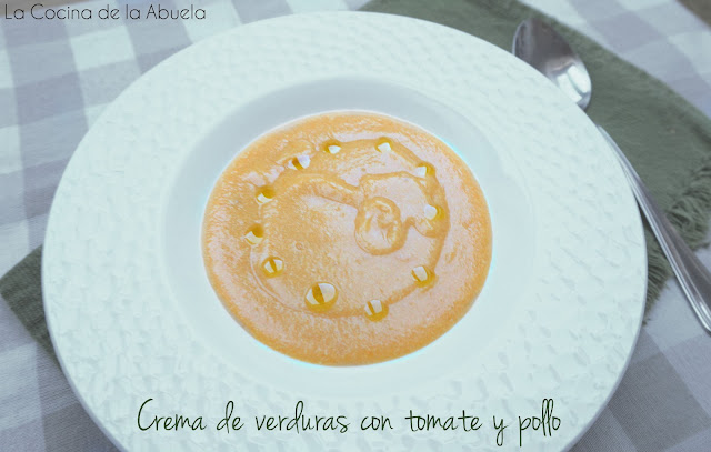 Crema de verduras con tomate y pollo.