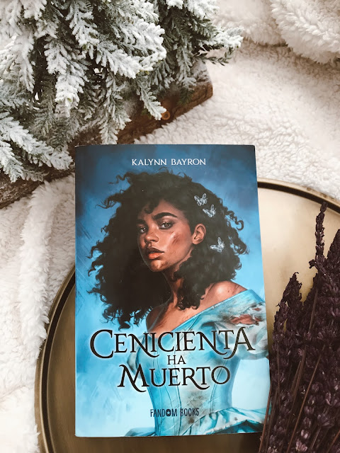 Reseña literaria Cenicienta ha muerto de Kalynn Bayron