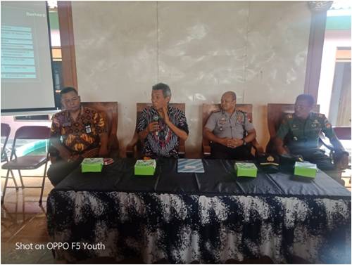 Suasana Haru Tampak Terlihat Saat Pelepasan Bayan Suasana Haru Tampak Terlihat Saat Pelepasan Bayan