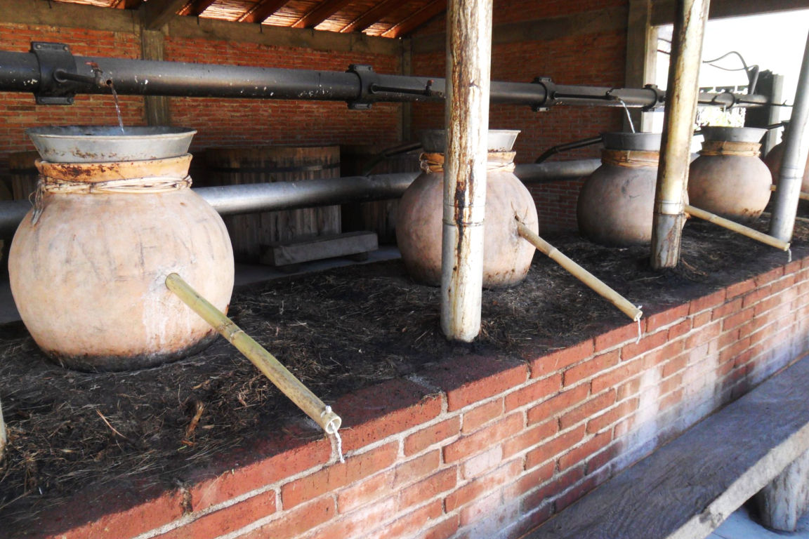 Ollas de barro usados para la destilación del Mezcal en Villa Sola de Vega.