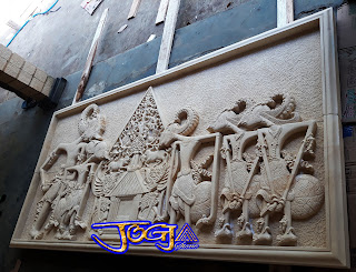 Ukiran relief untuk hiasan tempel pada dinding motif gambar wayang pendawa lima