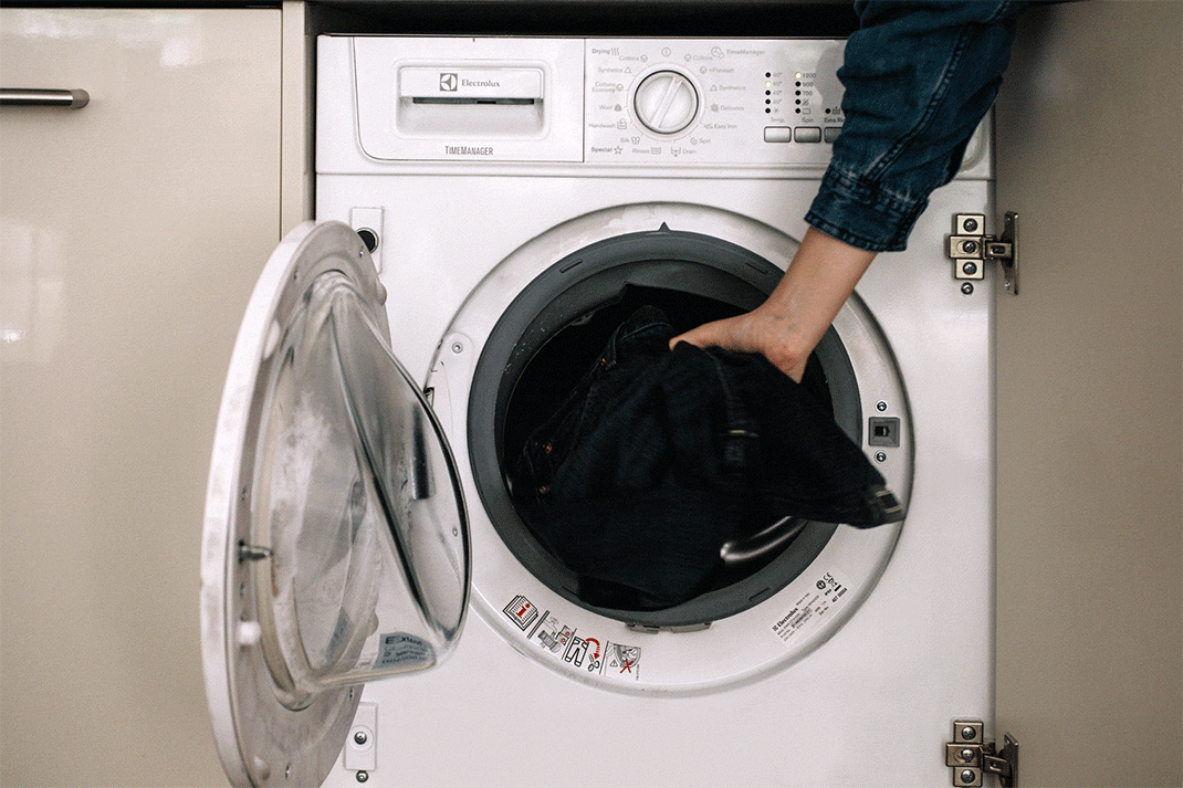 Por qué debes lavar la ropa nueva antes de usarla? – Muy Interesante