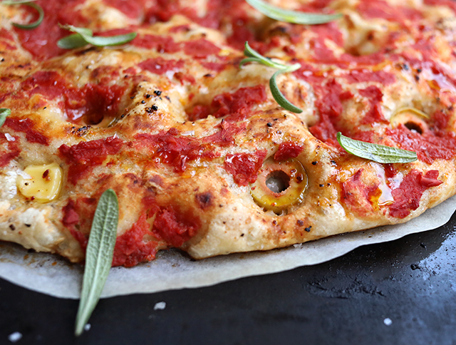 Pizza-focaccia med oliven og ost | Veganmisjonen
