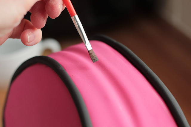 Handbag Cake, this step by step tutorial will guide you through carving and decoarating this showstopper cake. www.goodfoodshared.blogspot.com