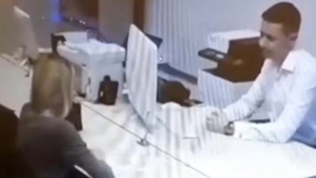 Τα έβγαλε όλα μπροστά σε υπάλληλο επειδή δεν μπορούσε να πάρει έγκριση για το δάνειο Τα έβγαλε όλα μπροστά σε υπάλληλο επειδή δεν μπορούσε να πάρει έγκριση για το δάνειο