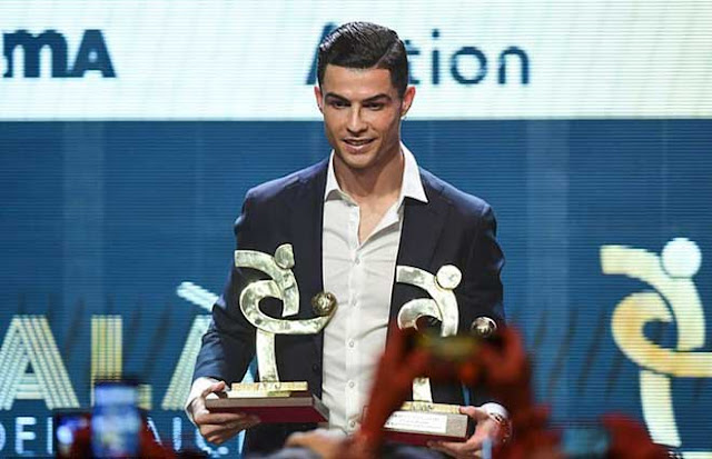 Messi giành Quả bóng vàng thứ 6, Ronaldo không đến dự: CR7 đã ở đâu? 2 Messi giành Quả bóng vàng thứ 6, Ronaldo không đến dự: CR7 đã ở đâu? 2