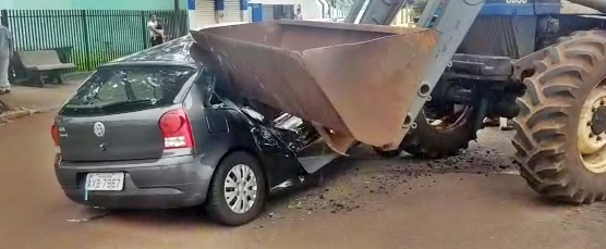 Jardim Alegre: Trator bate em VW/Gol. Carro ficou destruído