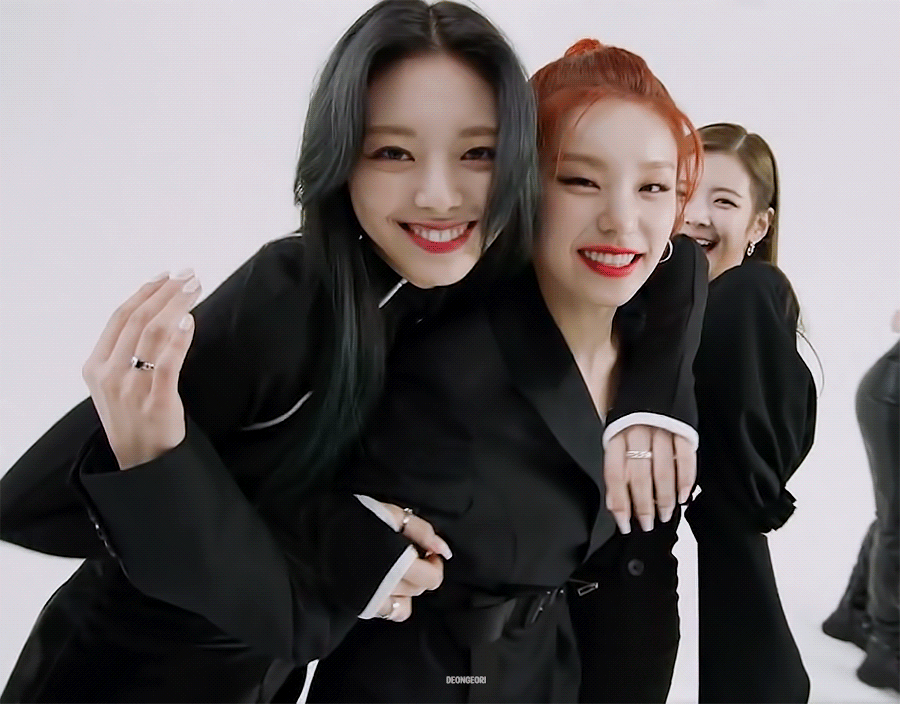 ITZY 바비인형 막내 유나 - 꾸르