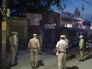 लॉकडाउन के दृष्टिगत कस्बा कोंच में भ्रमण -पुलिस अधीक्षक जालौन Visit to Town Conch in view of lockdown - Police Superintendent Jalaun संवाददाता, Journalist Anil Prabhakar. www.upviral24.in लॉकडाउन के दृष्टिगत कस्बा कोंच में भ्रमण -पुलिस अधीक्षक जालौन Visit to Town Conch in view of lockdown - Police Superintendent Jalaun संवाददाता, Journalist Anil Prabhakar. www.upviral24.in