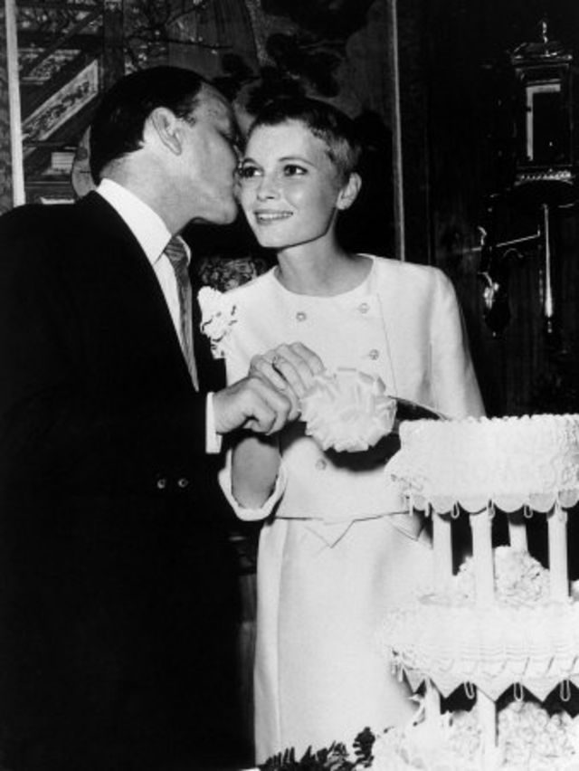 Lovely Photos of Mia Farrow and Frank Sinatra on Their Wedding Day in