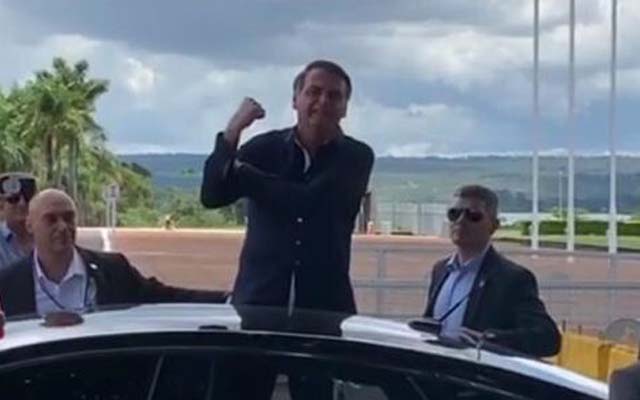 Bolsonaro diz que teste para coronavírus deu negativo