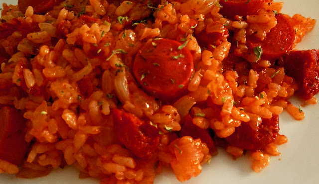 arroz con salsa de tomate y salchichas
