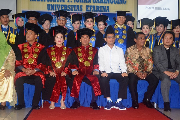 JR Saragih Dan Hulman Sitorus Hadir Dalam Acara Wisuda