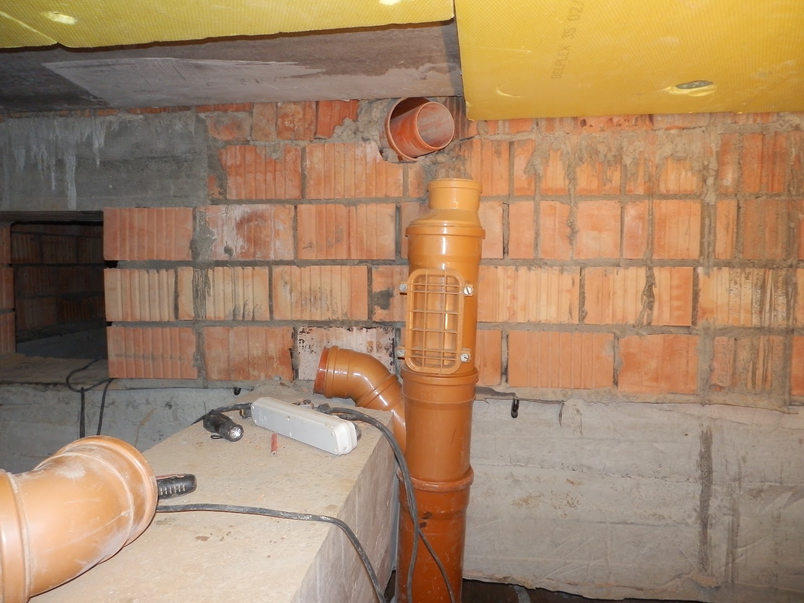 прокладка канализации в бане. монтаж канализации в деревянном доме. отвод воды из под бани. канализационные трубы в деревянном доме. разводка каналии в частном доме.