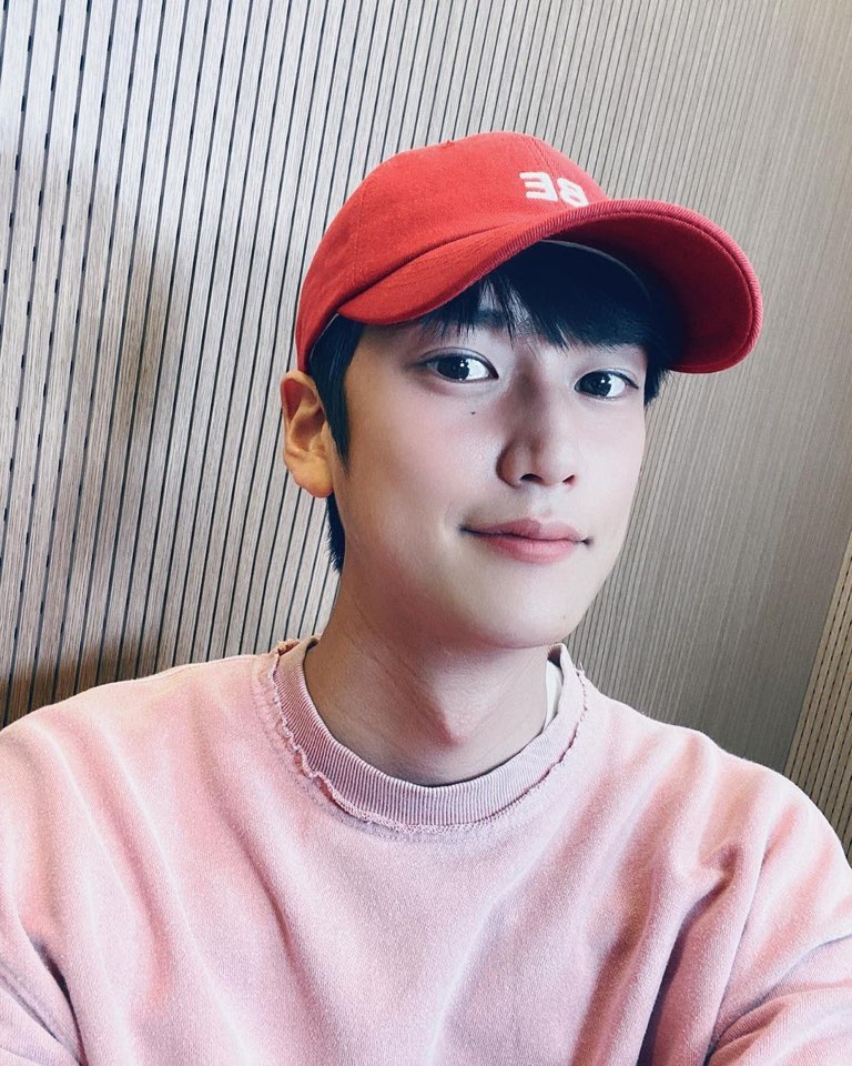 멍뭉상 남배우의 셀카 vs 남이 찍어준 사진 | 인스티즈