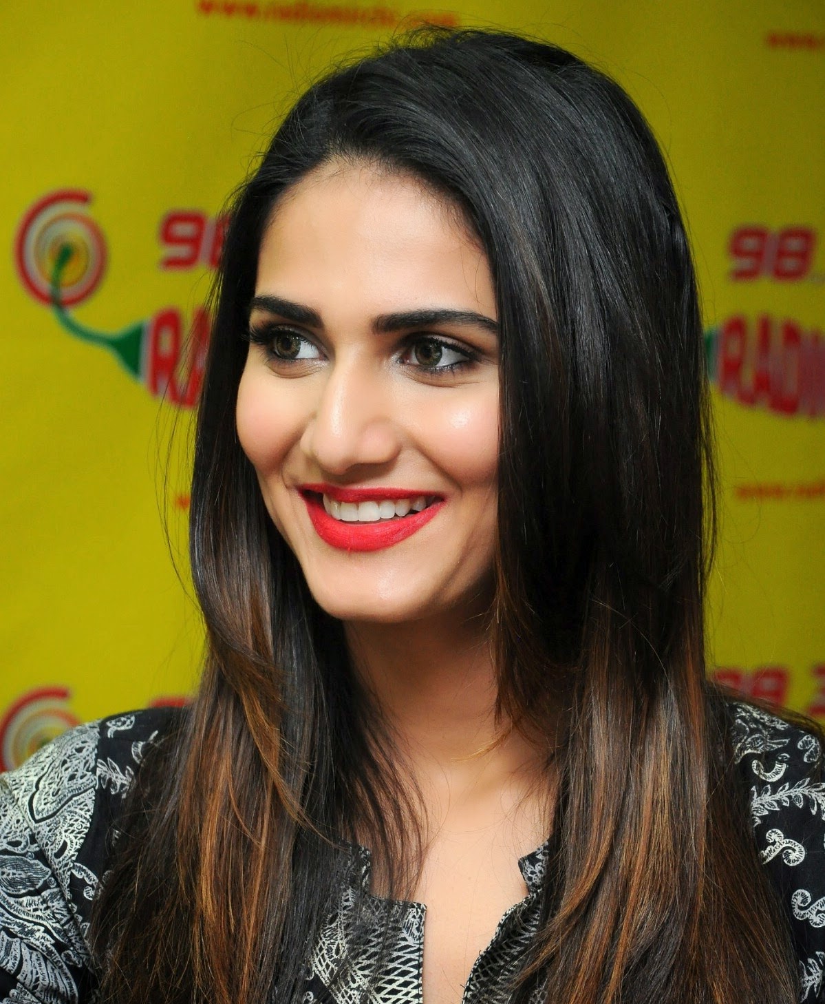 High Quality Bollywood Celebrity Pictures: Vaani Kapoor Looks Smoking ...