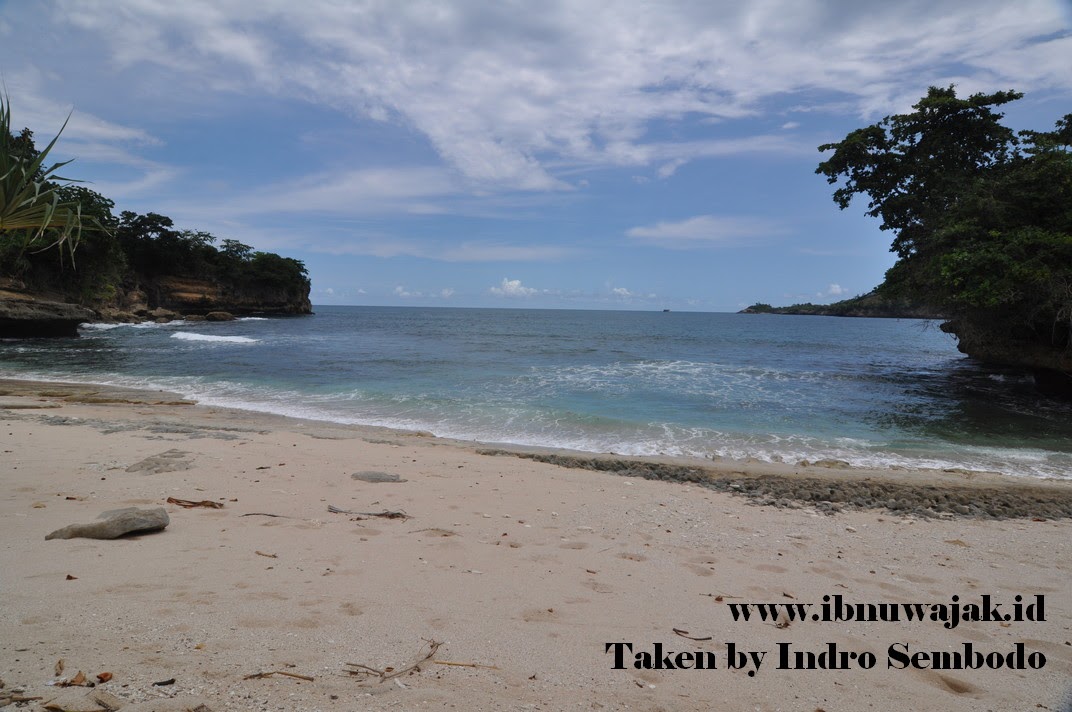Pantai Wedi Putih Tulungagung, Deburan Ombak Tenang ...