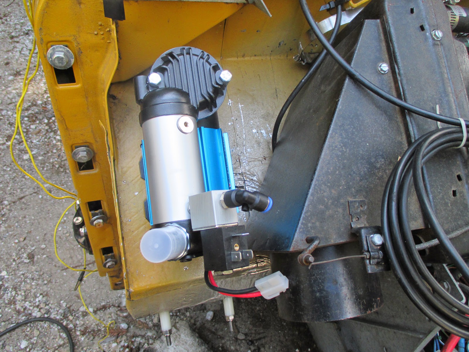 Genocache: ARB Locker air compressor installed, Land Rover 109