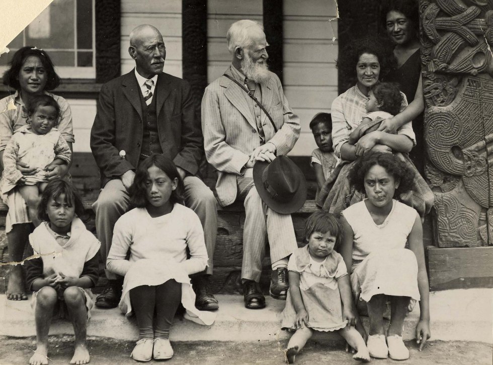 El escritor Bernard Shaw junto a madres y niñas maoríes, durante su viaje a Nueva Zelanda en 1934.