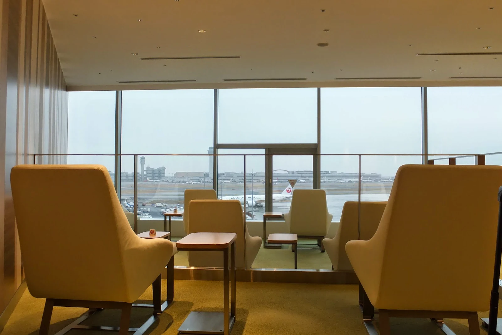 jal-lounge-haneda-airport-skyview