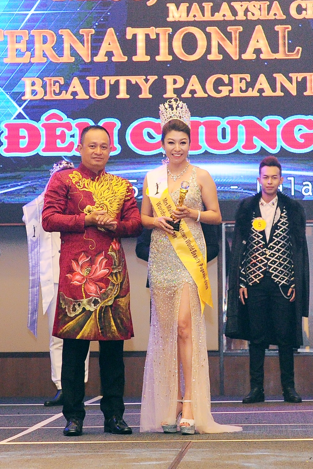  Miss, Mrs & Mr Malaysia Chinatown World Beauty Pageant 2019 rực rỡ sắc màu đêm chung kết tại Malaysia