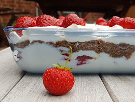 Rezept: Dänischer Erdbeer-Quark im Dannebrog-Design. Neben Erdbeeren und Quark ist Ymerdrys eine leckere Zutat für dieses Dessert.