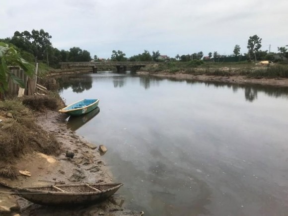 Sau lũ, dân Hà Tĩnh hoảng hồn phát hiện cá sấu lớn như thùng sơn bơi trên sông