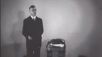 "Dejad que los judíos emigren a Eretz Israel" es un discurso filmado por Zeev Jabotinsky en idish, fue filmado en Paris 1934. Se trata de una versión corta de 9 minutos (sin tablas). Parte de la película que fue filmada en Paris en 1934 estaban en un archivo del Majón Jabotinsky durante años. 