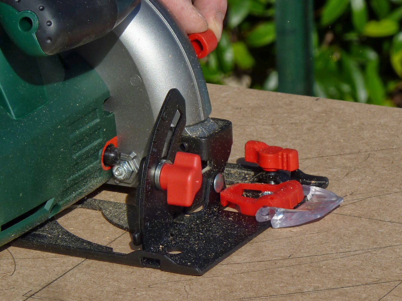 Test la scie circulaire sans fil PKS 18 LI de Bosch