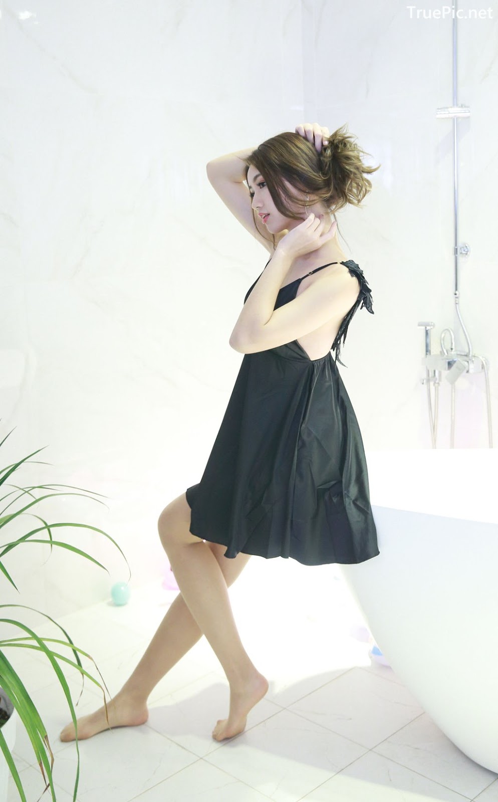 Image-Taiwanese-Model–張倫甄–Charming-Girl-With-Black-Sleep-Dress-TruePic.net- Picture-65