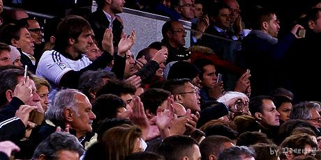 베르나베우에서 기립박수 받는 바르샤 선수.gif | 인스티즈