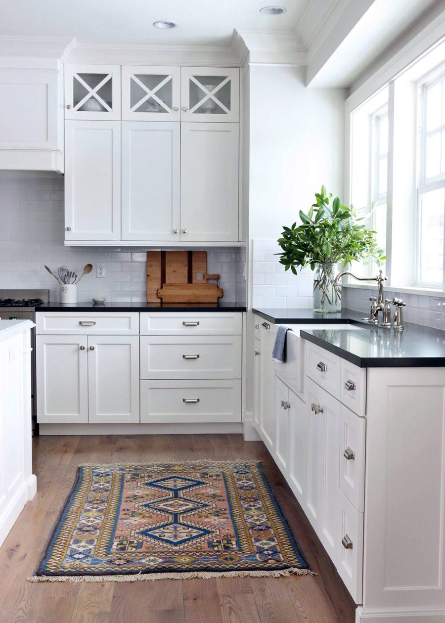 White%2Bkitchen%2Bcabinets%2Bwith%2Bblack%2Bcountertops%2Band%2Bwhite%2Bbacksplash 