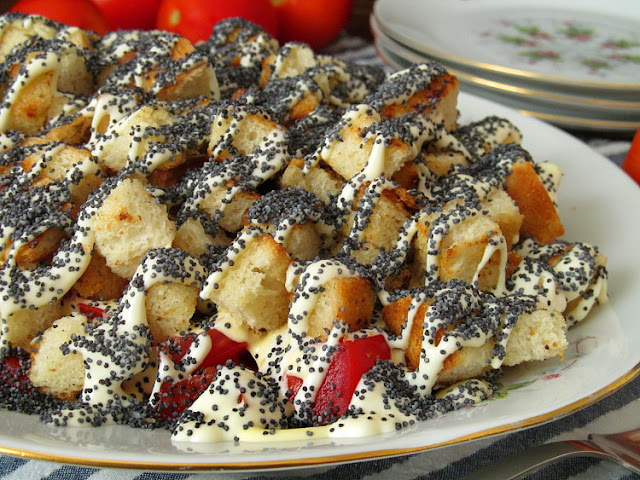 Салат с копчёной курицей, сухариками и маком