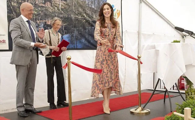 Crown Princess Mary wore a floral silk dress from H&M, and flesh-colored leathers pumps from Gianvito Rossi.