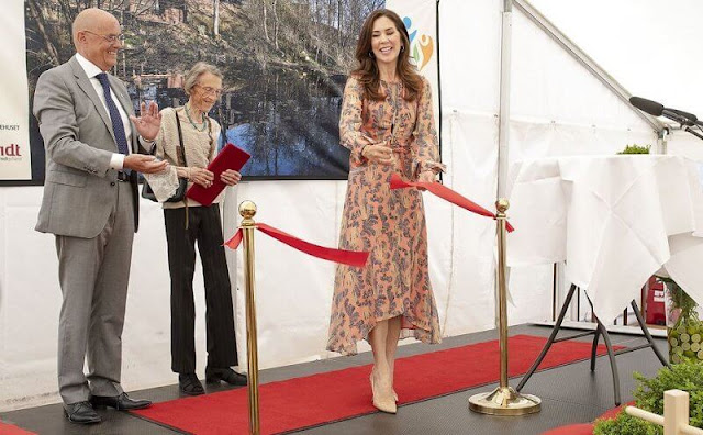 Crown Princess Mary wore a floral silk dress from H&M, and flesh-colored leathers pumps from Gianvito Rossi.
