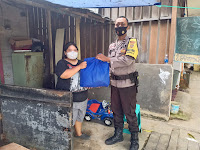 DOOR TO DOOR POLSEK SAMARINDA KOTA SALURKAN BANSOS KEPADA MASYARAKAT DOOR TO DOOR POLSEK SAMARINDA KOTA SALURKAN BANSOS KEPADA MASYARAKAT
