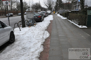 © hamburgize.com / Stefan Warda - "Geräumter Radweg" Fake-Winterdienst: "Geräumter Radweg" Barmbeker Straße