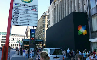 Grupo coloca logo da Microsoft na fachada de Apple Store na Alemanha