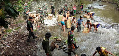 Sektor 22 Citarum Harum Sub 07 Evakuasi Pohon Tumbang di Sungai Cibeureum Kelurahan Sukawarna