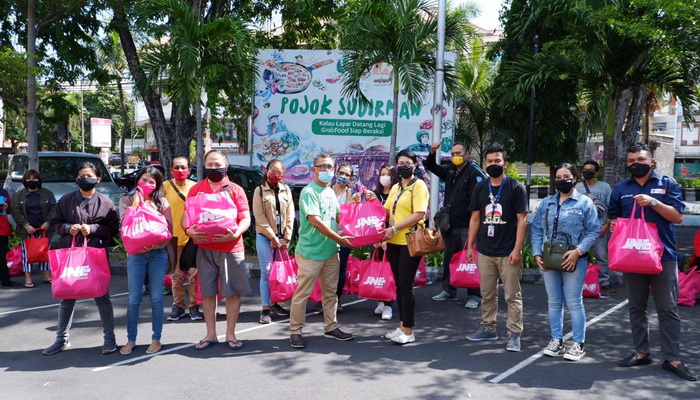JNE Donasikan Sembako Bagi Masyarakat dan Jurnalis Terdampak Covid-19 di Bali