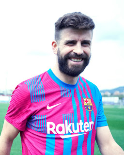 بيكيه بقميص برشلونة الأساسى الجديد لموسم 2021/2022